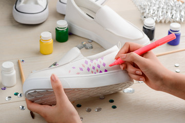 Craftswoman drawing diamonds