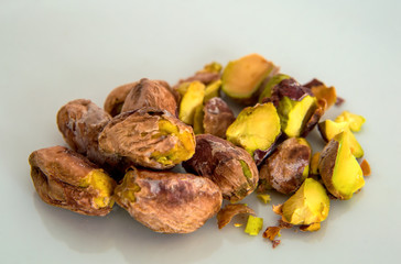 pistacchi sgusciati su un piatto