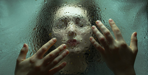 Gesicht Frau mit Flüssiges Wasser unter Glasscheibe