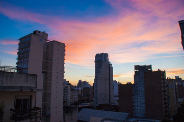 Fototapeta premium Sunset over the Rosario city buildings