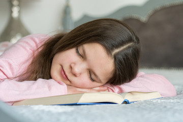 czytanie ksiązki © Beenis