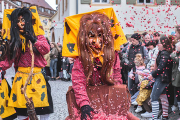 Karnaval - Fastnacht, Hexe mit langen Haaren und gelber Haube wirft Konfetti in die Luft