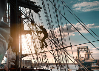 Seemann im Mast eines Großseglers
