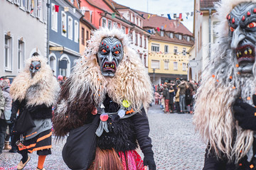 Karnaval - Fastnacht - Baden - Teufelshexe mit großen Zähnen und langen Haaren in blauer Maske 
