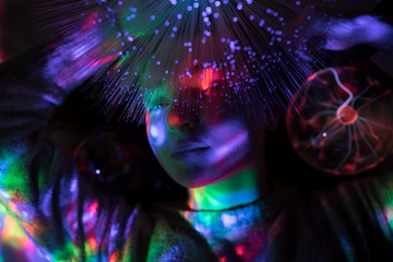 Licht RGB Spektrum der Farben umhüllt von einer Frau