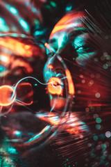 RGB Licht Spektrum der Farben umhüllt von einer Frau