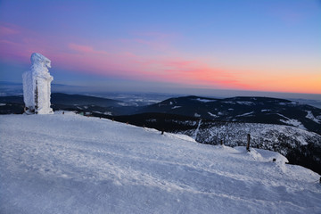 Zimowy zachód słońca w górach, Sudety, Czechy