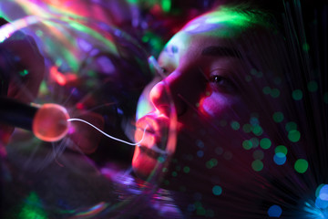 RGB Licht Spektrum der Farben umhüllt von einer Frau