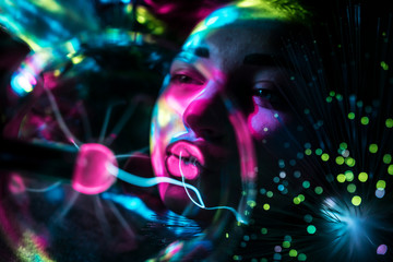 RGB Licht Spektrum der Farben umhüllt von einer Frau