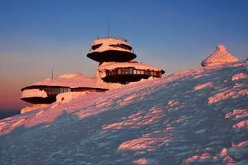 Fototapeta na wymiar Obserwatorium na szczycie góry, zachód słońca, Sudety