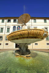 FONTANA CON ACQUA E PALAZZO STORICO A TREVISO IN ITALIA, FOUNTAIN WITH WATER AND HISTORICAL PALACE IN TREVISO IN ITALY