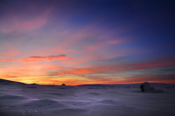 Fototapeta na wymiar piękny zachód słońca zimą