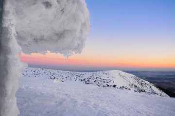 piękny wsch&oacute;d słońca, zima w g&oacute;rach