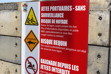 Warning sign for sharks in La Reunion written in french