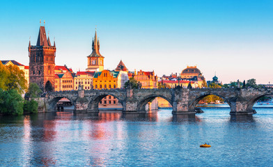 Malerischer Blick auf das historische Zentrum von Prag, Gebäude und Wahrzeichen der Altstadt, Prag, Tschechien?