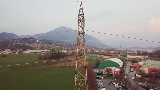 traliccio alta tensione, visione aerea da drone