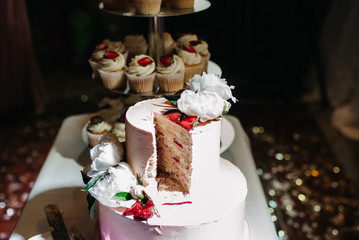 wedding cake at the wedding of the newlyweds