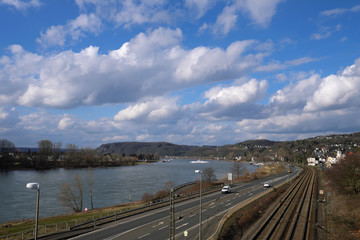 Der Rhein bei Linz mit Bundesstraße B42 und Bahntrasse - Stockfoto