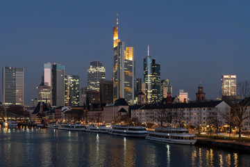 Fototapeta na wymiar Skyline Frankfurt Blaue Stunde