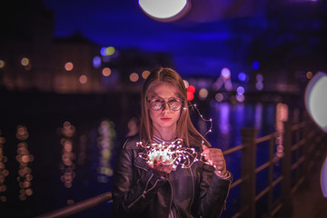 Hübsche Junge Frau mit Sonnenbrille im  Herbst Lifestyle Look