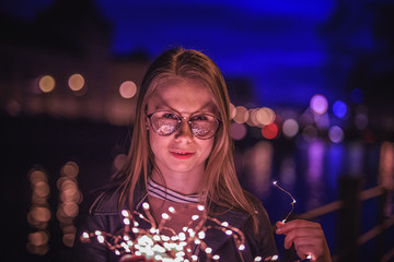 Hübsche Junge Frau mit Sonnenbrille im  Herbst Lifestyle Look