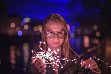 Hübsche Junge Frau mit Sonnenbrille im  Herbst Lifestyle Look