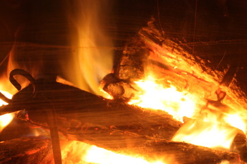 the crackling fire of a lit fireplace that recalls the winter Christmas atmosphere