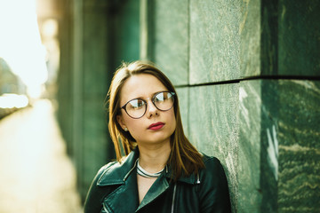 Hübsche Junge Frau im Coolen Lifestyle Look