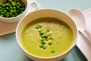 frische Erbsencremesuppe