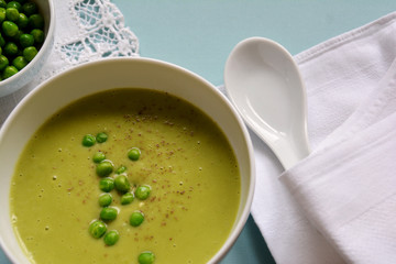 Frische hausgemachte Cremesuppe aus leckeren Erbsen