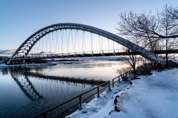 Obraz premium Saturday morning sunrise at Humber Bay Arch Bridge.