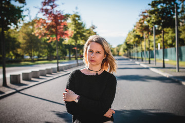 Fototapeta premium Hübsche Junge Frau im Mantel Herbst Lifestyle Look