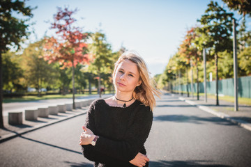 Hübsche Junge Frau im Mantel Herbst Lifestyle Look