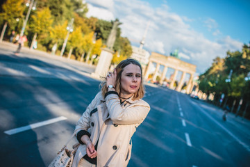 Fototapeta premium Hübsche Junge Frau im Mantel Herbst Lifestyle Look