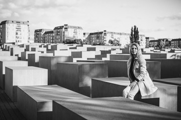 Hübsche Junge Frau im Mantel Herbst Lifestyle Look