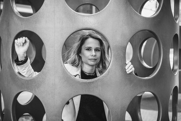 Hübsche Junge Frau im Mantel Herbst Lifestyle Look