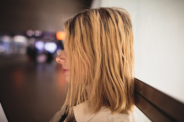 H&uuml;bsche Junge Frau im Mantel Herbst Lifestyle Look