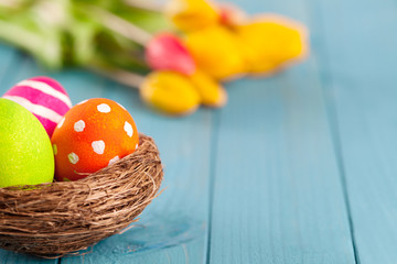 Frohe Ostern Hintergrund mit bunten Ostereiern und Blumen