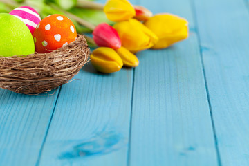 Frohe Ostern Hintergrund mit bunten Ostereiern und Blumen