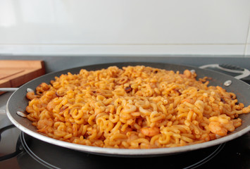 fideuá with prawns