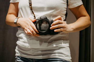 Frau fotografiert mit Kamera in der Hand