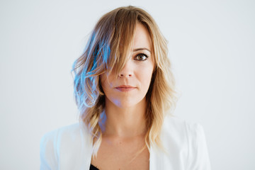 RETRATO MUJER CON REFLEJO AZUL