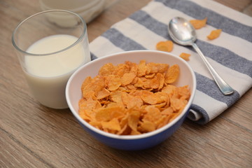 cereali e latte cibo per colazione del mattino