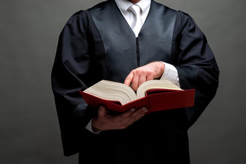 Rechtsanwalt mit Robe und Gesetzbuch