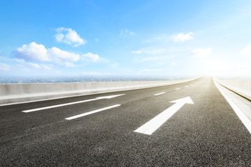 Fototapeta premium Asphalt highway passing above modern city