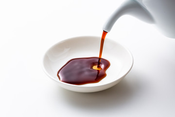 醤油を注ぐ