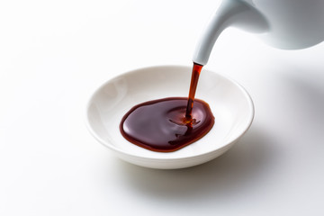 醤油を注ぐ
