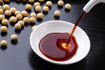 醤油を注ぐ