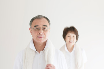 微笑むシニア夫婦