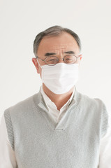 マスクをしたシニア男性